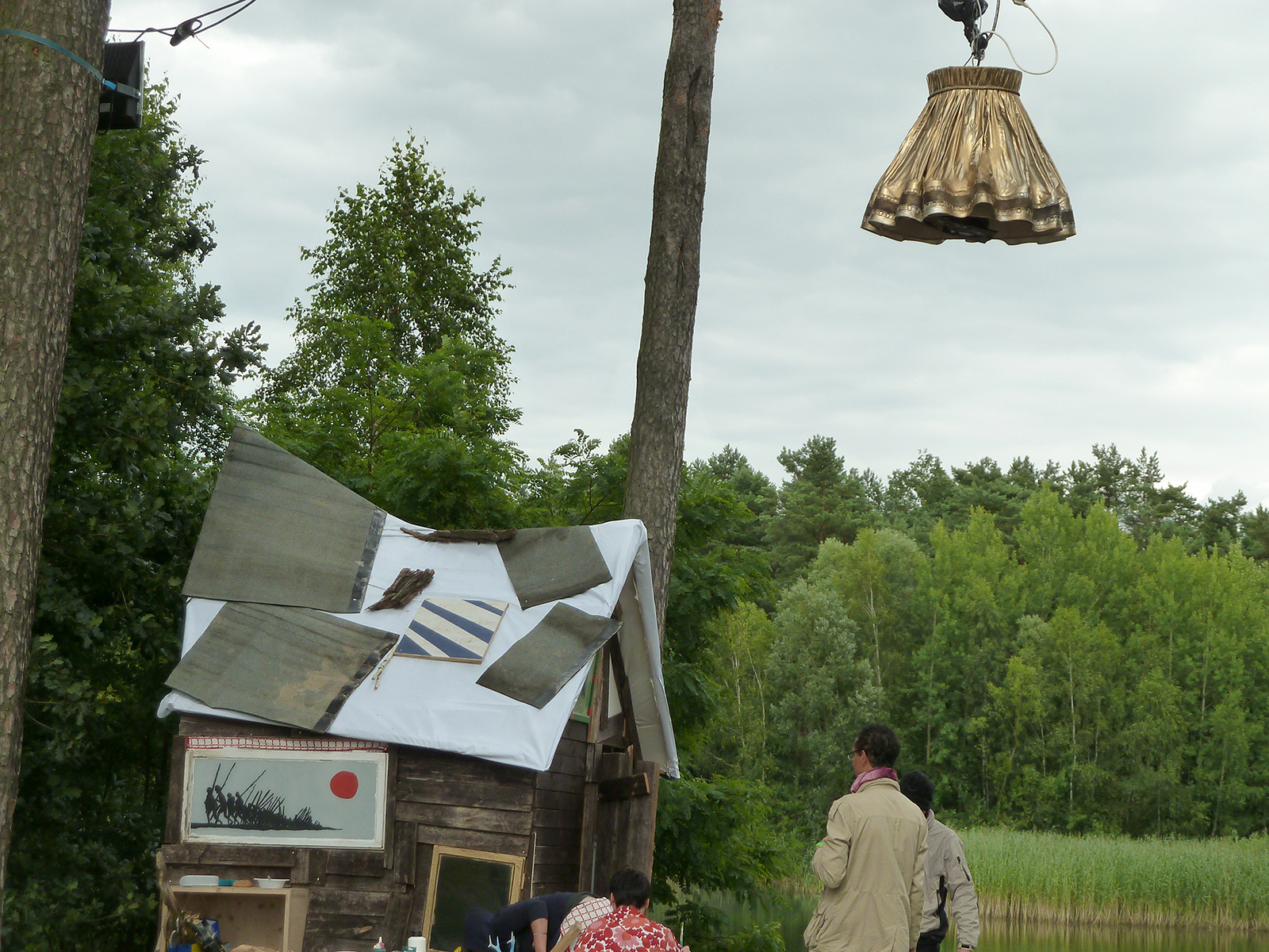 Seitenansicht mit Lampe an Baba Jagas Hütte 2012